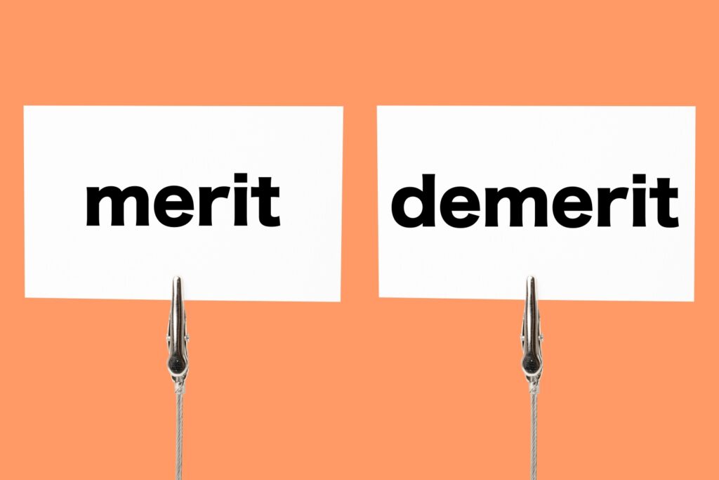 メリットとデメリットと書かれたメモ